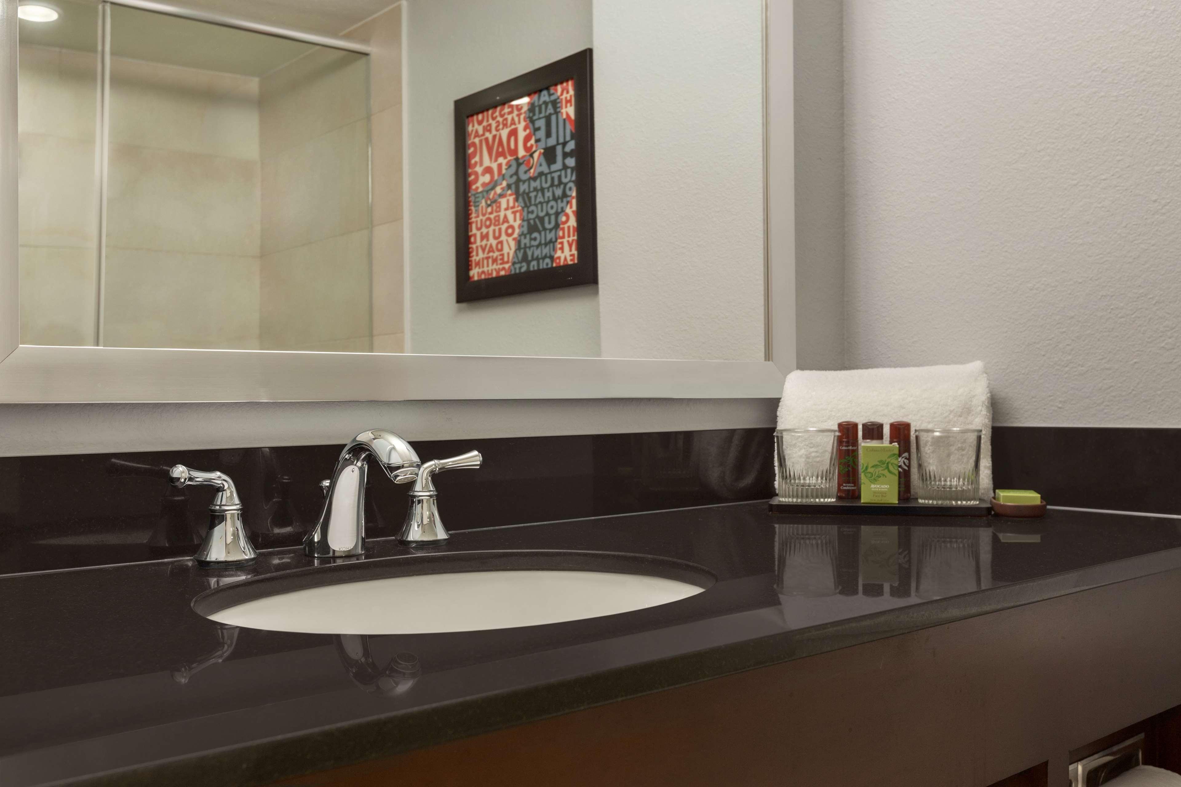 Embassy Suites Baton Rouge Ngoại thất bức ảnh