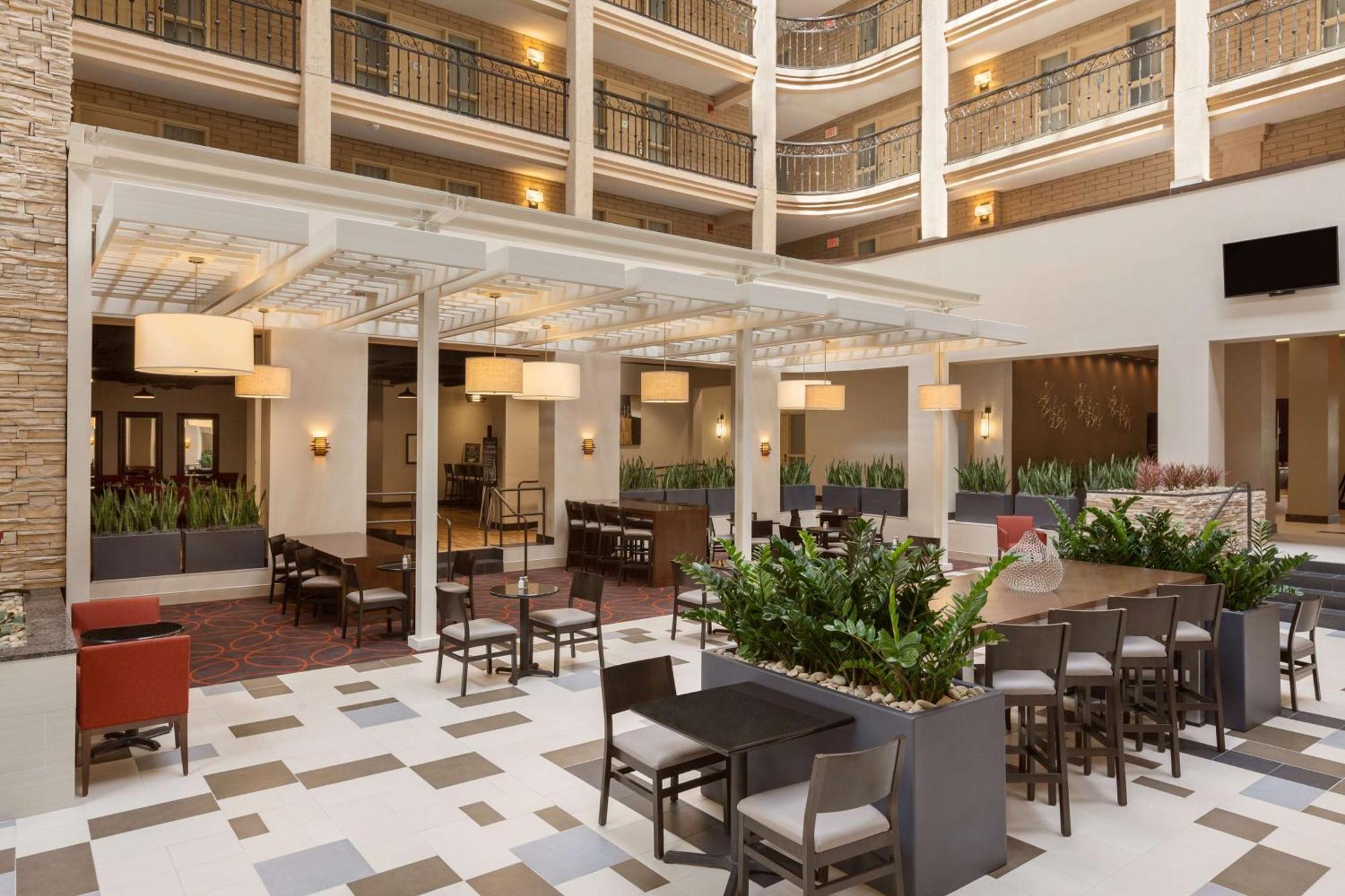 Embassy Suites Baton Rouge Ngoại thất bức ảnh